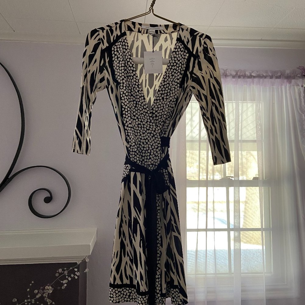 Diane von Furstenberg ¾ sleeve black and cream graphic silk wrap Dress Size 8